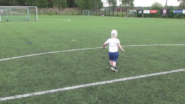 Двойняшки на футбольном поле. Один мяч на двоих смотреть онлайн