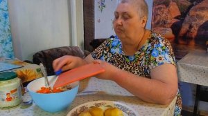 Я сижу за кухонным столом и нарезаю различные ингредиенты для вкусного салата на ужин.mp4