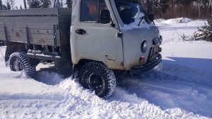 Уаз 3303 по глубокому снегу. Работа раздатки с понижением 2.8 и блокировки переднего моста иж-техно