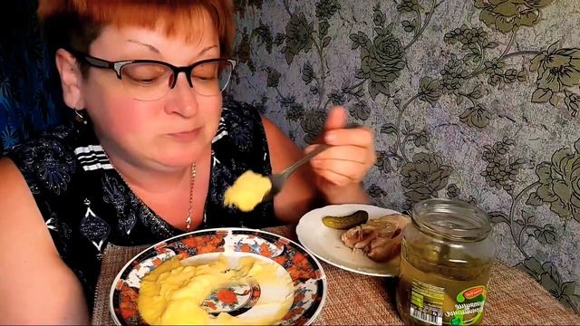 Мукбанг/Пюре из картошки,кусок рульки и огурцы из смарта/Пробую огурцы из экон.магазина/Mukbang/