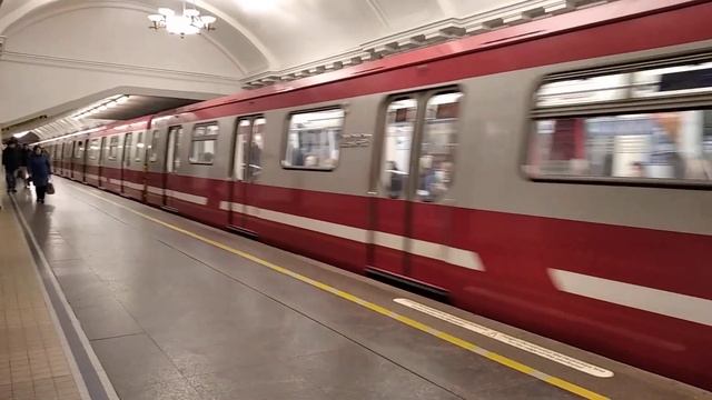 Метро поезд "Юбилейный" отправляется со станции "Пушкинская" смотреть онлайн