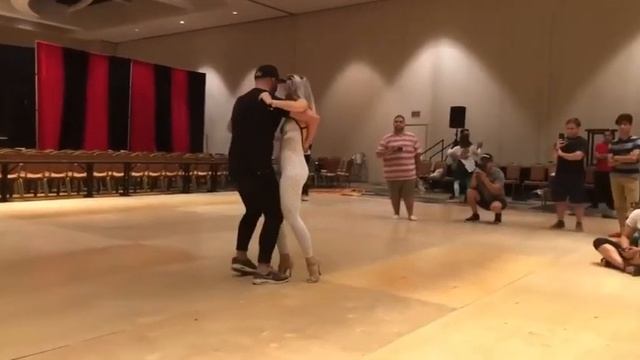 Когда она начала танцевать, зрители замерли от восторга! смотреть онлайн