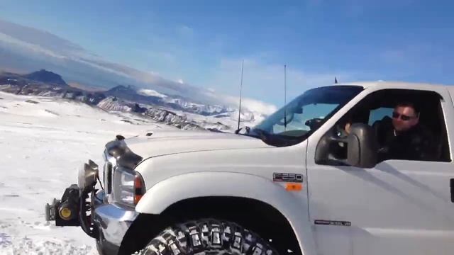 Джип сопровождения Ford F250 застрял на леднике смотреть онлайн