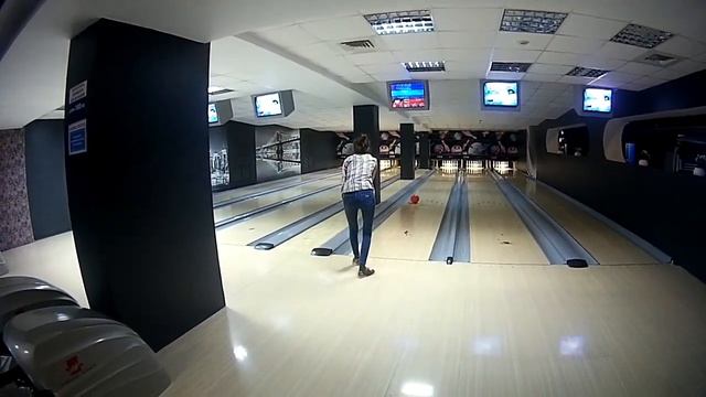 Как мы не умеем играть в боулинг! Катаем шары мимо кеглей смотреть онлайн