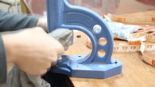 Ставлю кнопки на пальто в стиле кимоно. смотреть онлайн