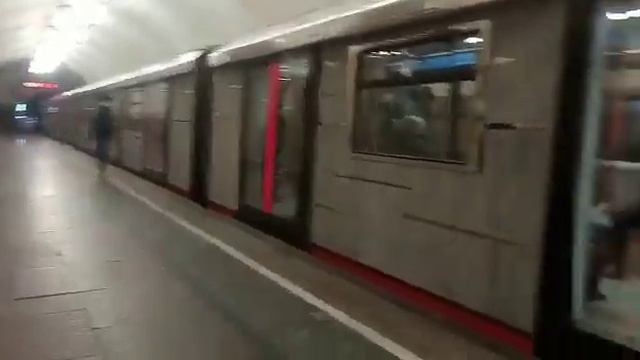 Новогодний поезд Москва отправляется со станции метро добрынинская. смотреть онлайн
