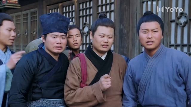 兩男子當街為同一個女人爭風吃醋，大打出手！?Chinesedrama смотреть онлайн