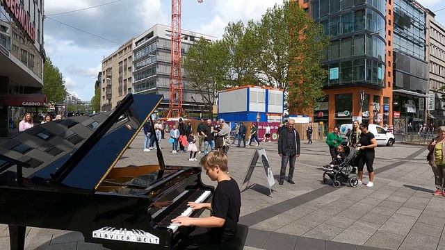 Eminem Mockingbird - Piano in Public - Street Piano Performance by David Leon смотреть онлайн
