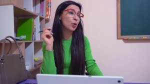 ДИРЕКТОР ЗАПРЕЩАЕТ КОРОТКИЕ ЮБКИ НОСИТЬ ! Мальчики РАССТРОИЛИСЬ