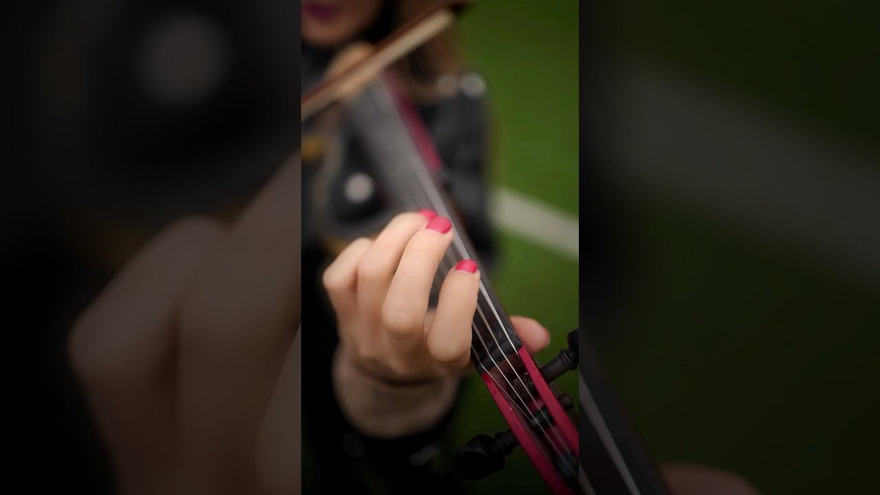 Скрипачка исполняет популярный футбольный гимн ⚡️ смотреть онлайн