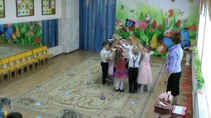 Танец ВЕСЕННИЙ ВАЛЬС танцуют дети средней группы.