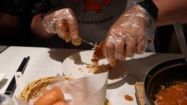 Locals Insisted We Eat Here! | Trying Chilli Crab in Singapore ? смотреть онлайн