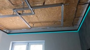 Черные световые линии на натяжном потолке.Классические квадраты