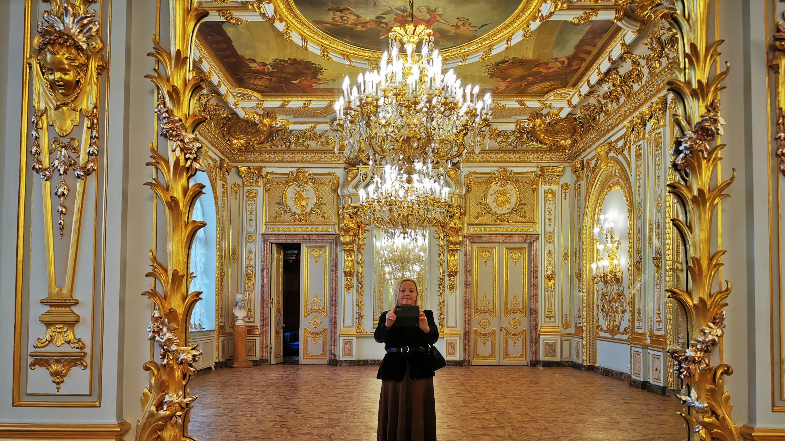 Роскошь под звон хрустальных капель люстр. Белый зал особняка Половцова. Санкт-Петербург смотреть онлайн