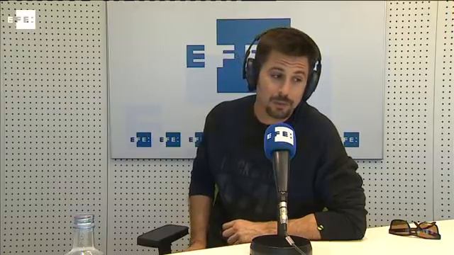 Hugo Silva se confiesa "locamente enamorado" de Alex de la Iglesia смотреть онлайн