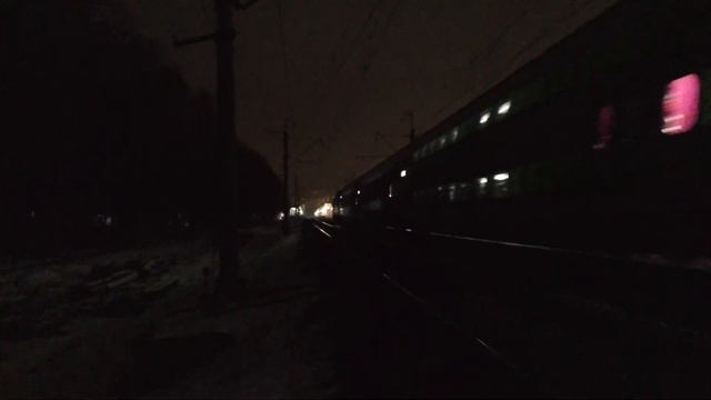 Пасмурным и туманным вечером на железной дороге... смотреть онлайн