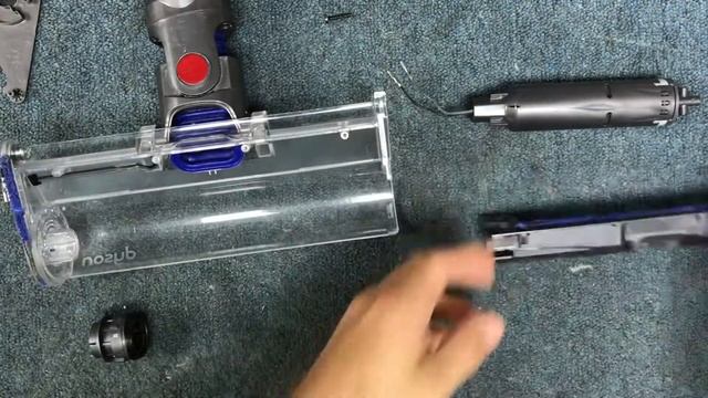 Vacuum Repairman shows how to take apart the Dyson soft roller head to clean properly! смотреть онлайн