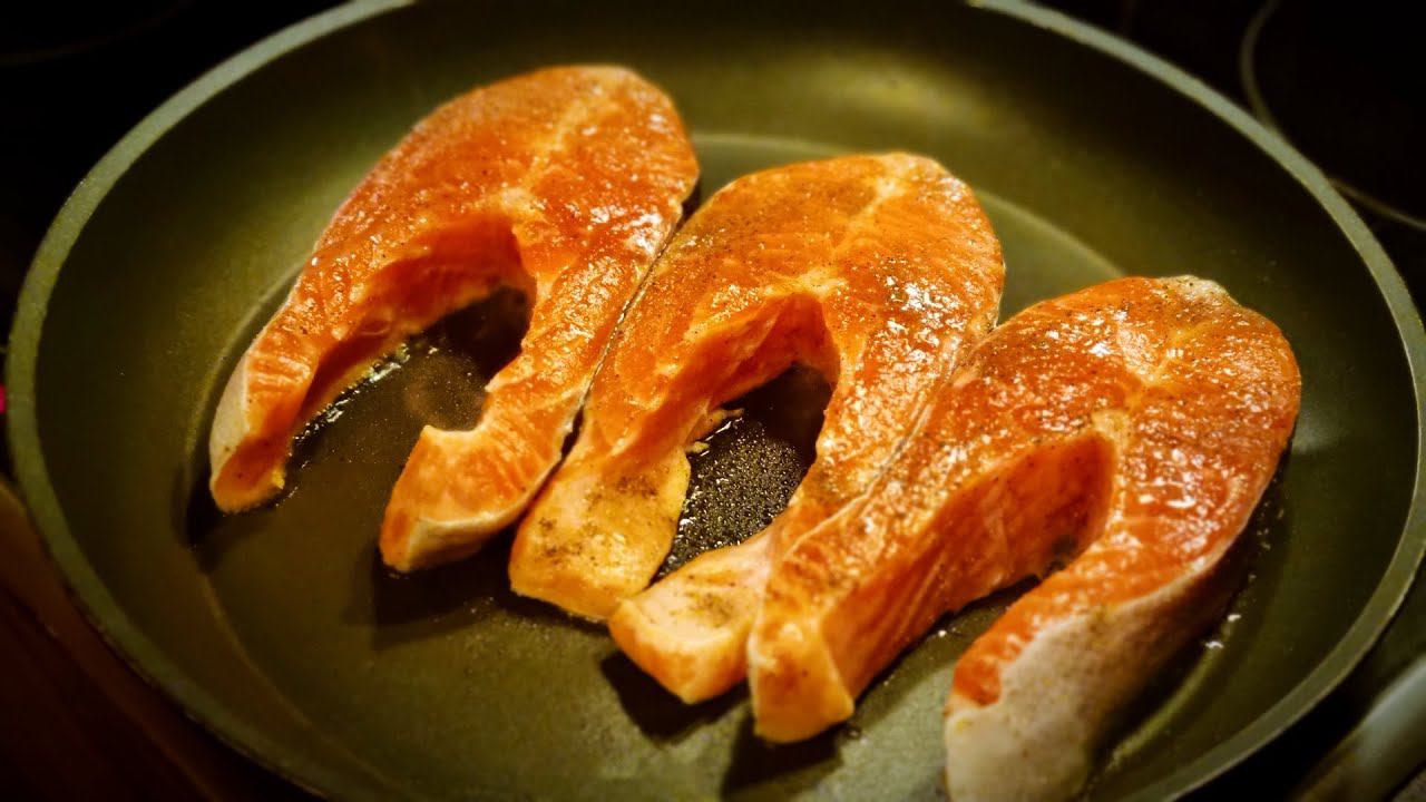 Жареная ФОРЕЛЬ с НЕВЕРОЯТНО нежным гарниром. Fried TROUT смотреть онлайн