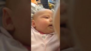 Алиса чихает и мама бубнит на папу))