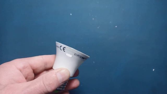 Аккумуляторная лампа - фонарь своими руками/Переделка LED лампы в фонарик. смотреть онлайн