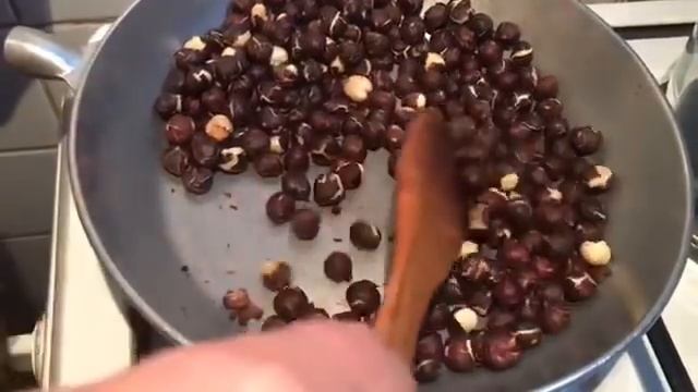 Asan üsulla fındığın qabığının təmizlənməsi. Как легко очистить фундука от пленки. смотреть онлайн