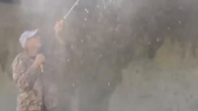 Как помыть крышу и при этом остаться сухим. смотреть онлайн