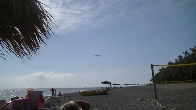 Посадка самолета над пляжем в Камари (о. Санторини, Греция) смотреть онлайн