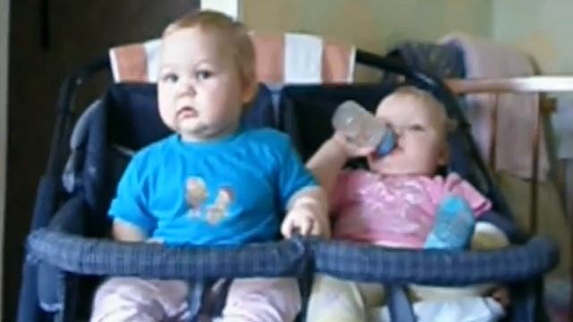 Пляски двойняшек в коляске2