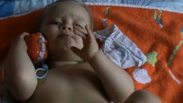 Разговаривает по телефону (1 год 2 месяца) смотреть онлайн