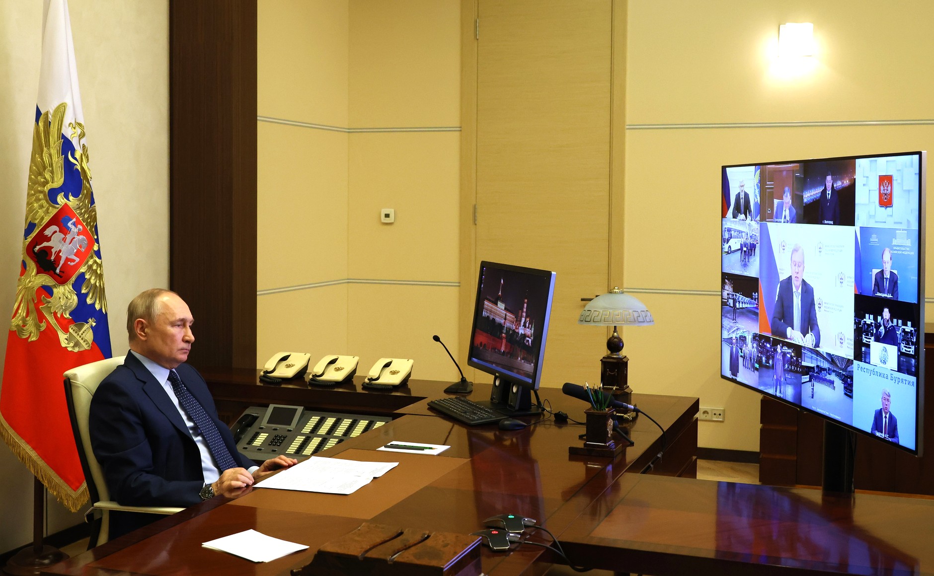 Передача регионам новой техники для системы общественного транспорта с участием президента РФ В.В.Пу смотреть онлайн