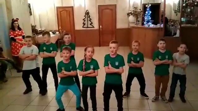 Подарок любимому тренеру Гидрату Антону от его маленьких каратистов смотреть онлайн