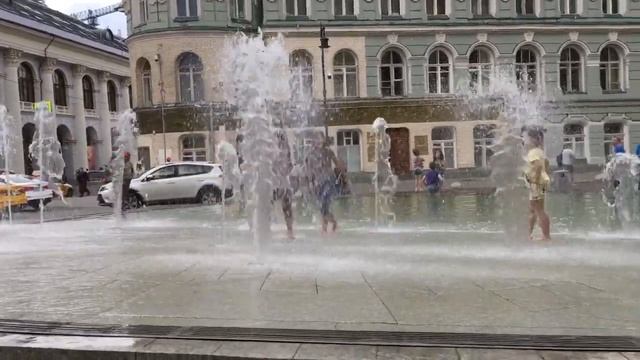 Дождя не боимся. Купание в фонтане. Биржевая площадь смотреть онлайн