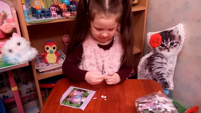 Hatchimals Милана открывает яйцо сюрприз и собирает пазл.Рождественский календарь.Egg surprise toy. смотреть онлайн