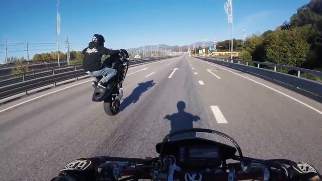 Прокатил Ивлееву. Supermoto vs Stuntbike. Sochifornia. смотреть онлайн