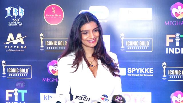 Erica Fernandes Iconic Most Glamorous TV Actress Award & Anveshi Jain Iconic Gold Awards 2022 смотреть онлайн