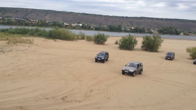 Ford Ranger на песчаной горке смотреть онлайн