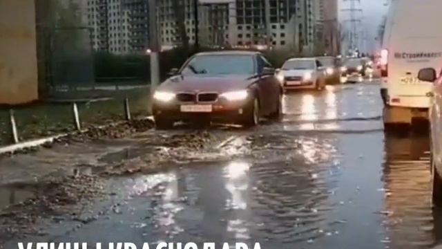Десятки участков дорог ушли под воду в Краснодаре после ночного . смотреть онлайн