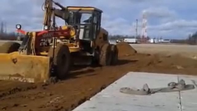 Лазерная система нивелирования Trimble на грейдере 2.mp4 смотреть онлайн