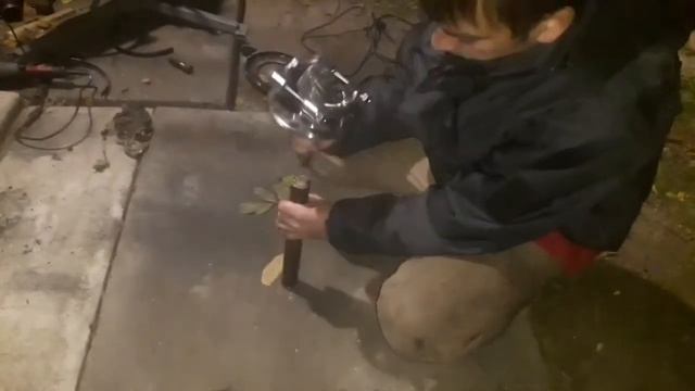 Снять конусный подшипник с вала целым#съемник не подлазит но способ есть... смотреть онлайн