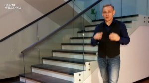 Стеклянные ограждения лестницы в доме.