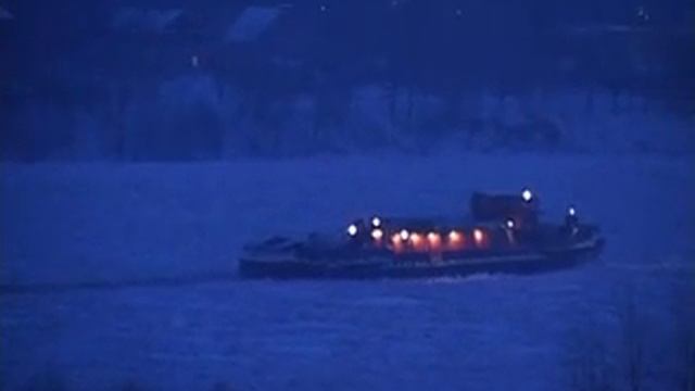 Корабль плывет по зимней Неве WMV V9 смотреть онлайн