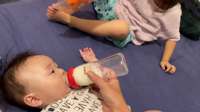 赤ちゃんがお姉ちゃんとミルクを飲む❤️(生後247日)【ASMR】 смотреть онлайн