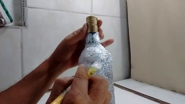 Garrafa com papel alumínio dourado e folhas secas смотреть онлайн