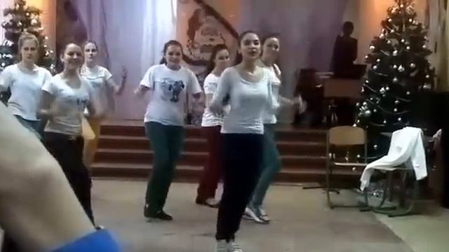 новогоднее танцевальное поздравление от 11-А класса!!!))) смотреть онлайн