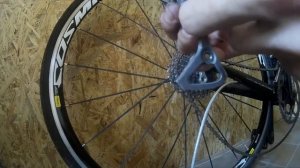 Задний переключатель не натягивает цепь на велосипеде.