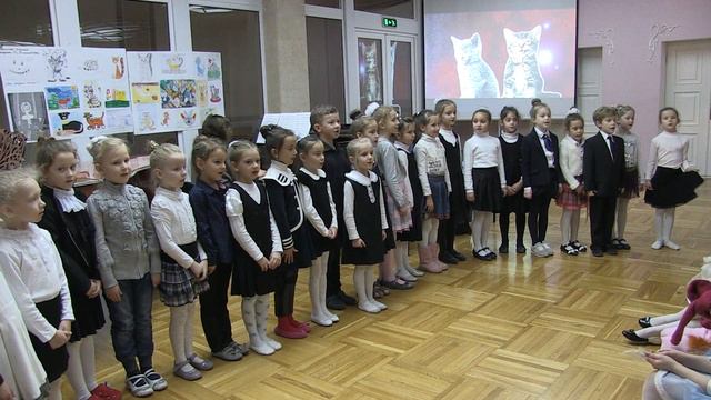 "НА МЕЛЬНИЦЕ ЖИЛ КОТ" ШкОЛА №50 ХАРЬКОВ 1-В 15.12.2015г смотреть онлайн