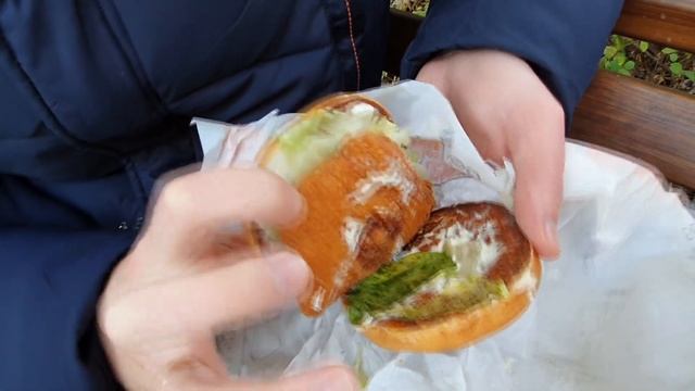 МОЙ ПЕРВЫЙ БУРГЕР ИЗ BURGER KING CRUNCHY CHICKEN DELUXE смотреть онлайн