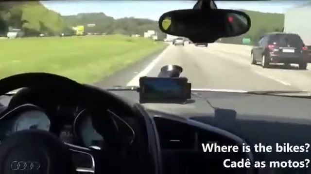 Легендарная гонка audi R8 c мотоциклистами на автомагистрали в Бразилии смотреть онлайн