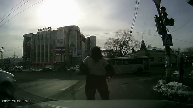 Горилла Pizza La Renzo танцует на Авангарде во Владивостоке смотреть онлайн