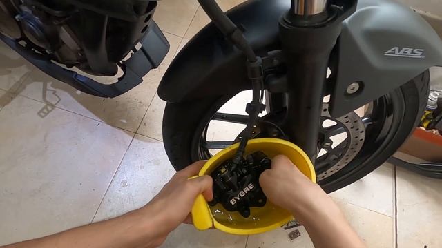 Cambiar pastillas Freno delantero gixxer 250 | limpieza de mordaza смотреть онлайн